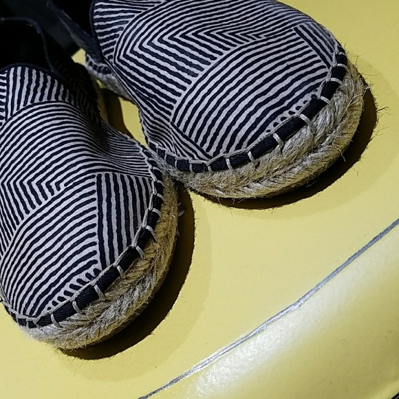 Dolce Vita blue striped Espadrilles Slip Ons Casual Coastal Nautical Beach - Picture 2 of 8